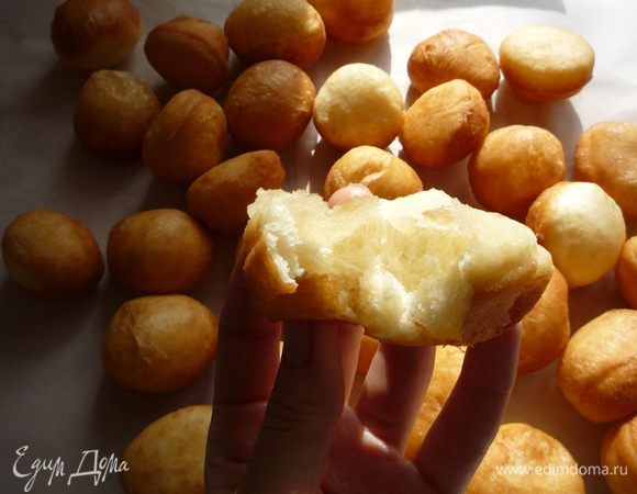 Готовые баурсаки выкладываем на заранее подготовленный стол, выстеленный бумагой (калька, пекарска бумага), чтобы остыли. Ас дамдi болсын! - Приятного аппетита!