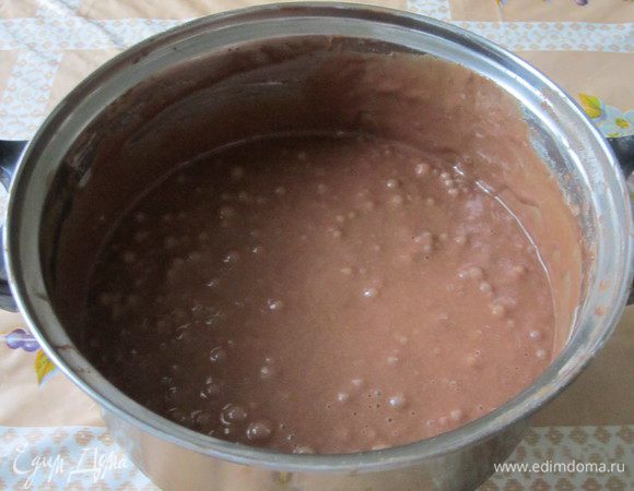 Яйца взбейте с сахаром. Постепенно добавьте сгущенное молоко, перемешайте миксером. Добавьте сметану, какао (лучше перемешать ложкой, а то разлетится по всей кухне), соду, гашенную уксусом и муку. Тесто должно получиться как на оладьи. Я выпекаю несколько коржей. В последнее время беру полторы порции продуктов. Выходит 4 коржа (24 см на 26 см). Выпекайте около 5 минут при температуре 170°C в зависимости от духовки.