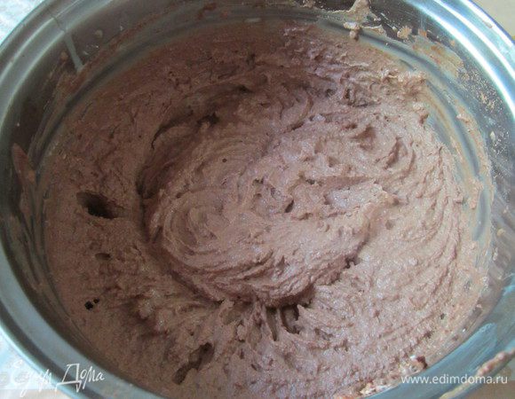 Сделайте крем. Взбейте размягченное сливочное масло. Постепенно добавьте сгущенное молоко и какао.