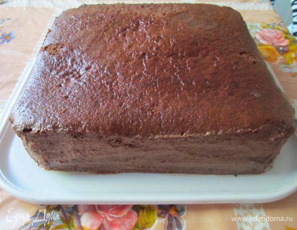 Соберите торт. Обмажьте коржи кремом (кроме верхнего). Не забудьте также о боках, чтобы они хорошо пропитались.