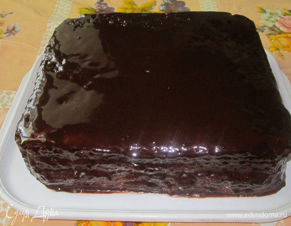 Верх и бока торта обмажьте глазурью. Для лучшей пропитки поставьте торт на несколько часов в холодильник. Приятного аппетита!
