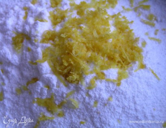 Для бисквита просеять в миску муку, миндальную муку, соль, сахарную пудру, добавить цедру лимона,
