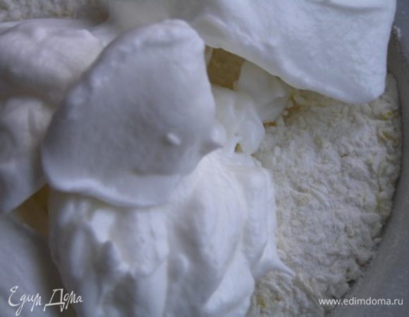 Взбить белки до мягких форм пик. Постепенно добавляя сахар, взбить до жестких пиков. В несколько приемов примешать белки в сухие ингредиенты. 