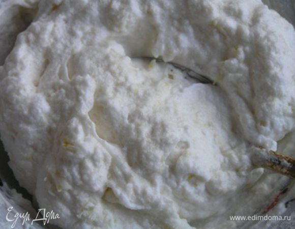 Тесто должно быть гладким, ровным, блестящим. Постарайтесь, чтобы оно при вымешивании не осело.
