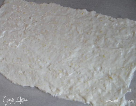 Выложить тесто на противень, застеленный пергаментной бумагой. Слой получится тоненький. ***Для каждого из четырех пирожных диаметром 8см потребуется по 3 слоя бисквита, итого 12 кружков. Соответственно, начертите на обратной стороне пергаментной бумаги прямоугольник размером 25х33 (с каждой стороны я прибавила еще по 1 см на всякий случай)***