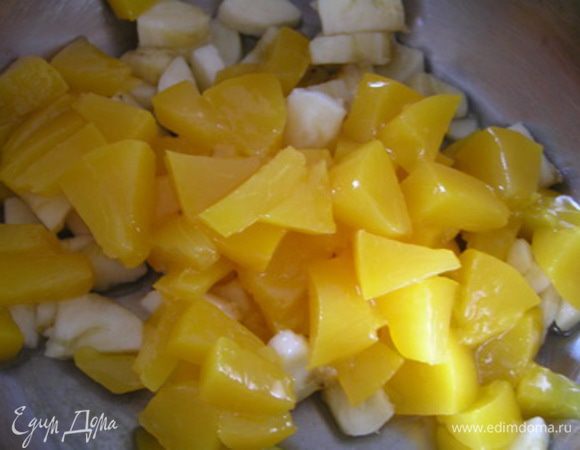 Приготовить желе. Желатин замочить в воде и дать набухнуть. Фрукты нарезать маленькими кубиками, не более 1 см.

