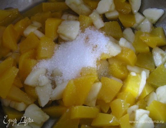 В небольшую кастрюльку с толстым дном вылить сок апельсина и лайма, добавить сахар и фрукты. Все довести до кипения и снять с огня. Добавить желатин и мешать до его полного растворения.***Миску с будущим желе отставить в сторону  и, пока будете делать мусс, просто время от времени помешивайте его, чтобы желе не схватилось.***