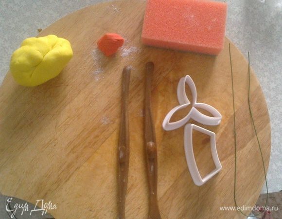 Вот это инструменты, которые нам будут необходимы. Вместо палочки с круглым концом можно использовать обычную ложку. А вырубки можно вырезать из картона.