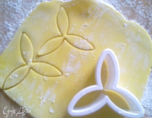 Раскатать желтую мастику толщиной 1-2 мм. Вырубкой сделать 2 заготовки.