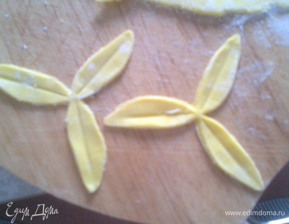 Каждый листочек прогладить от центра к краю. Тупым лезвием ножа по середине каждого лепестка сделать углубление.
Повторить тоже самое с второй заготовкой.