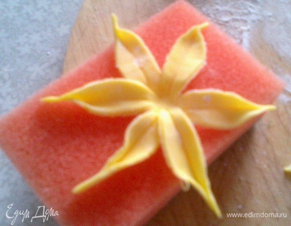 Кончики каждого листика смочить водой (чуть-чуть) и скрепить. Середину одной заготовки смочить водой и соединить с другой просто надовив.