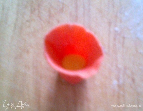 Из желтой мастики скатать маленький шарик и смочив водой его края соединить с заготовкой № 2. Получится вот такой "колокольчик".