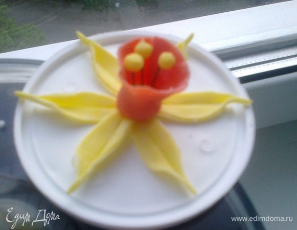 Сделать из проволоки для цветов тычинки. На них насадить маленькие желтые шарики из мастики. И отправить их в серединку цветка. "Колокольчик" соединить с лепестками. Цветок готов! 