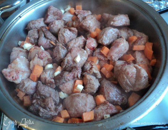 Свинину порезать на небольшие кусочки, посолить, посыпать красным молотым перцем по вкусу и поджарить на растительном масле вместе морковью и корнем петрушки, порезанных мелким кубиком.