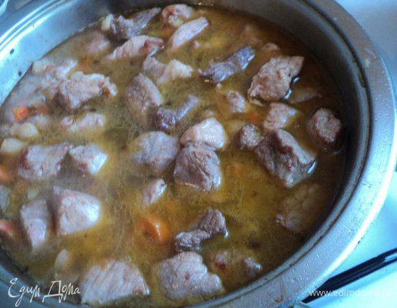 Затем в мясо налить немного горячей воды и потушить под крышкой до полуготовности.