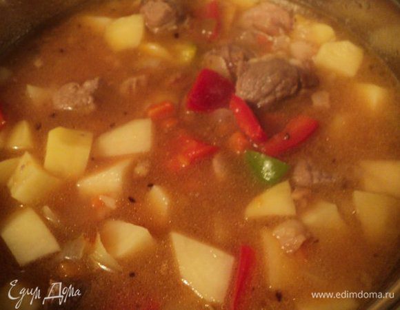 Очищенный картофель нарезать средним кубиком, соединить с мясом, добавить болгарский перец, порезанный кусочками,  пассированный лук и томатный соус или помидоры, порезанные кусочками. Тушить до готовности.