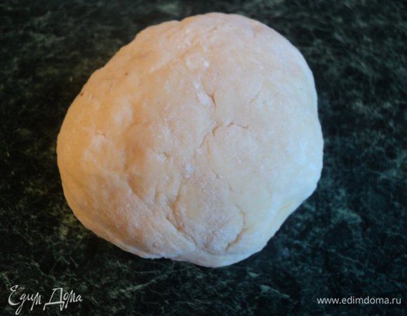 Для галушек из муки, яйца, воды и щепотки соли замесить тесто, дать ему постоять под салфеткой 20мин.