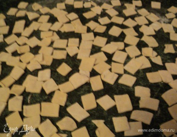 Затем тесто раскатать в пласт толщиной 2мми нарезать в виде квадратов 15х15мм, немного подсушить.