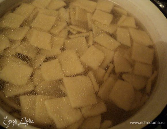 Отварить галушки в подсоленной воде.