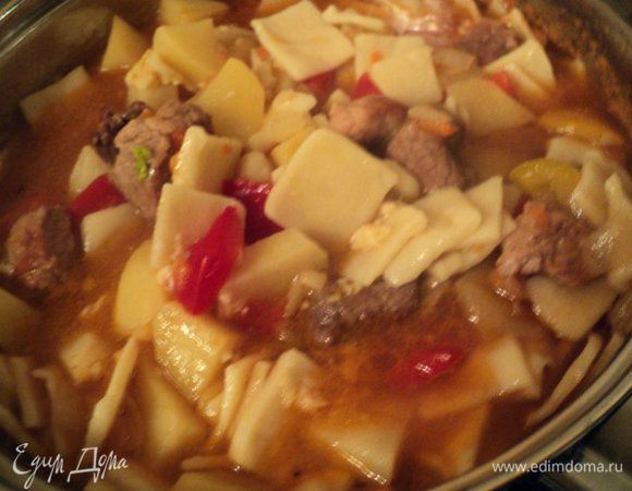 В конце тушения  к мясу  добавить сваренные галушки, осторожно перемешать и заправить растертым чесноком с тмином.