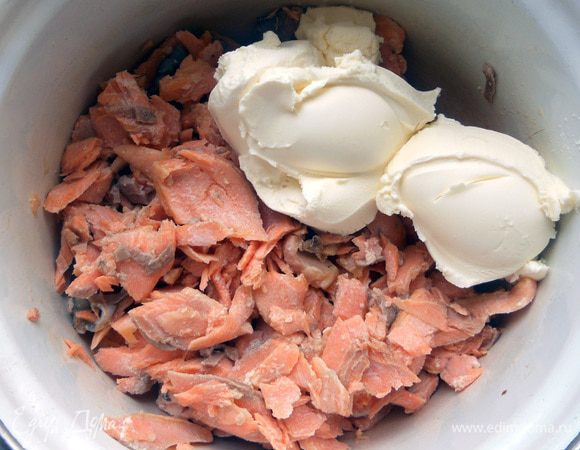 Семгу обжарить на среднем огне с добавлением небольшого количества оливкового масла (или приготовить в пароварке). Удалить косточки и кожу, разделить на небольшие кусочки. Вмешать маскарпоне.