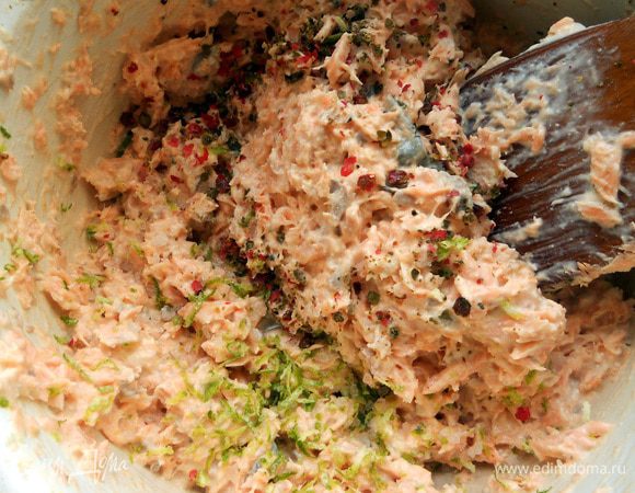 Добавить растертый розовый и зеленый перец, цедру и сок лайма и хорошо размешать, практически взбить лопаткой/вилкой, чтобы получился неоднородный мусс. 