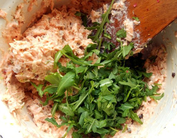 Присоединить измельченную руколу и еще раз размешать. Можно слегка присолить, однако помните о солености сыра и икры, в общем, ориентируйтесь на свой вкус. 