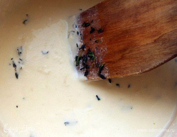 Для соуса сливки перелить в небольшую кастрюлю, нагреть и довести практически до кипения, но не кипятить. Снять с огня, добавить маскарпоне, тертый пекорино и листики тимьяна, размешать, пока сыры не распустятся.