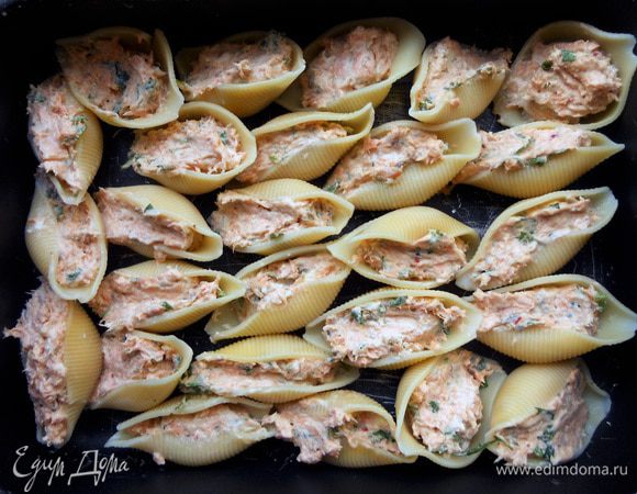 Пасту отварить согласно инструкции на упаковке, уменьшив время варки на 3-4 минуты (даже не довести до состояния al dente), слить воду, даже можно быстро промыть холодной водой, чтобы остановить процесс варки. 