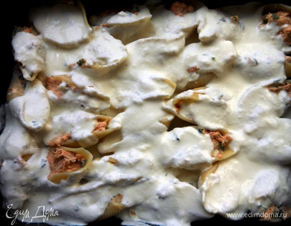 Начинить пасту муссом, выложить в форму, пригодную для запекания. Поверх распределить сливочно-сырный соус. Поместить в заранее разогретую до 180С духовку примерно на 20 минут. Можно также присыпать еще небольшим количеством тертого сыра, для образования боле уверенной корочки.