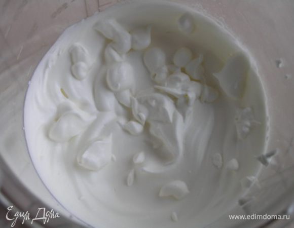 Приготовить мусс. Взбить сливки до устойчивых форм пик. Убрать в холодильник. Желатин замочить в воде и дать набухнуть.



