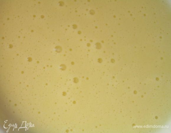 В кастрюльку налить молоко, добавить семена стручка ванили (или ванильный экстракт) и сахарную пудру (1). Нагреть почти до кипения. Взбить яичные желтки с сахарной пудрой (2). 

