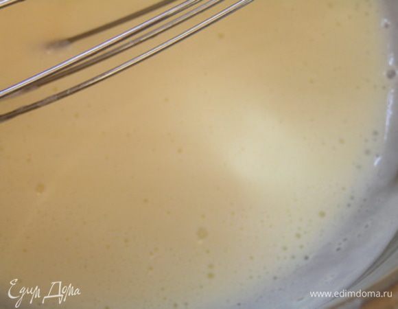 Когда все хорошо перемешается, вылить смесь обратно в кастрюльку и варить еще пару минут, постоянно помешивая венчиком, пока смесь не загустеет.

