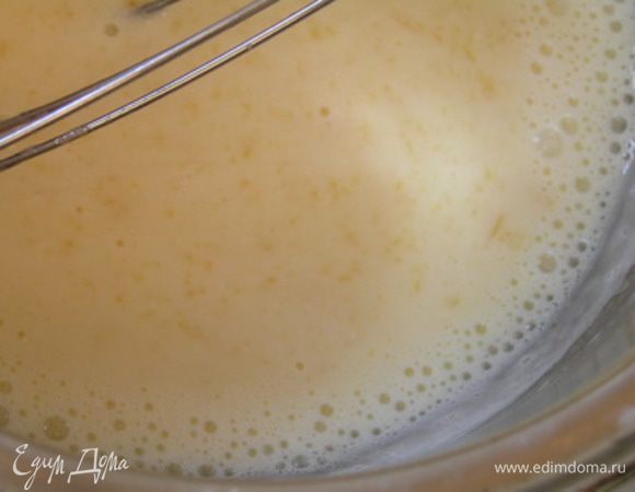 Снять с огня и добавить пюре манго с лимонным соком. Перемешать.

