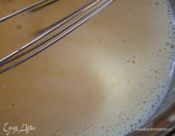 Пока смесь горячая, добавить желатин и мешать до полного его растворения.

