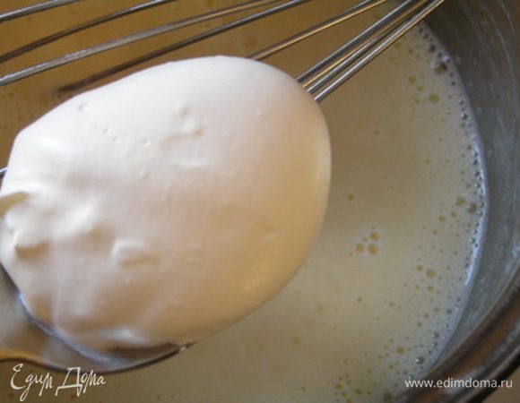 Немного охладить мусс на водяной бане (не ниже комнатной температуры, иначе желатин схватится и пойдет хлопьями). Затем добавить взбитые сливки 