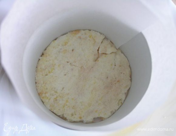 Сборка. Кольца для пирожных проложить бумагой для выпечки, т.к. пирожное получится немного выше. На дно уложить первый бисквитный корж.
