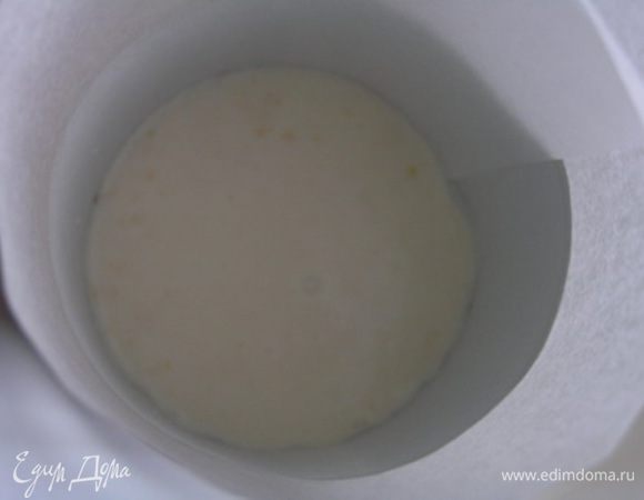 На него выложить примерно 4 ст.л. мангово-лимонного баварского мусса.

