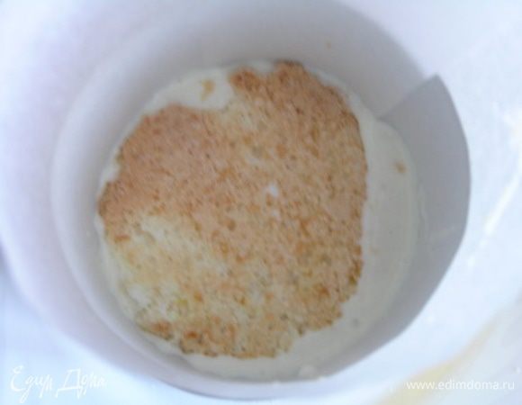 Разровнять и накрыть вторым бисквитным кругом, хорошо прижать. Выложить еще 4 ст.л. мусса.
