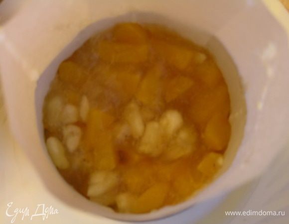 Поверх мусса выложить 1/4 часть желе с кусочками фруктов.
