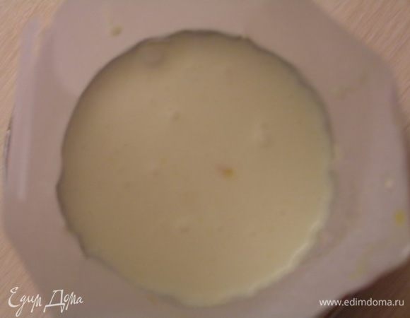 Сверху накрыть желе последним бисквитным коржом и на него поместить еще немного баварского мусса, разровнять. Сделать остальные пирожные. Убрать в холодильник на 3-4 часа или на ночь.