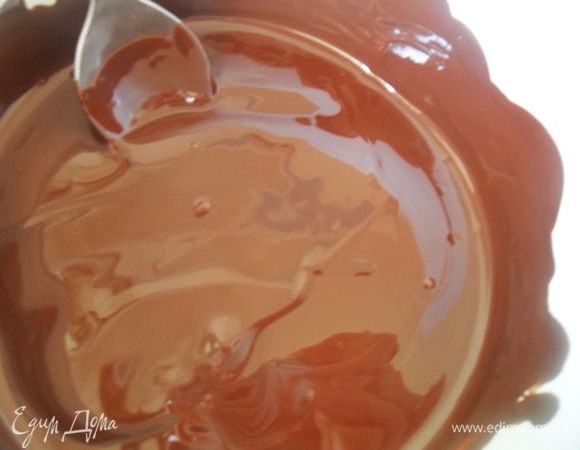 Вскипятим на плите воду. Выключим. В воду ставим глубокую тарелочку, выкладываем в нее шоколад и на водяной бане растапливаем шоколад,периодически помешивая. Добавляем к шоколаду 50гр сливок,хорошо перемешиваем и отставляем в сторону.