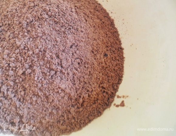 Оставшиеся 50 гр сливок взбиваем с сахаром и убираем в холодильник. Займемся тарталетками. Печенье смолоть в блендере в мелкую крошку.