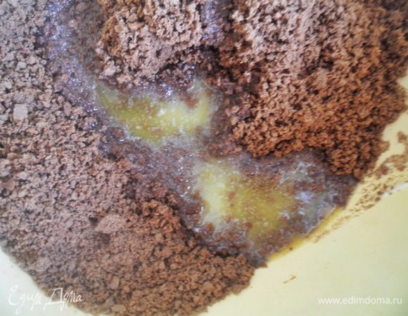 Влить к печенью растопленное сливочное масло и 50 гр нашей растопленной шоколадной массы,перемешать до однородного состояния.