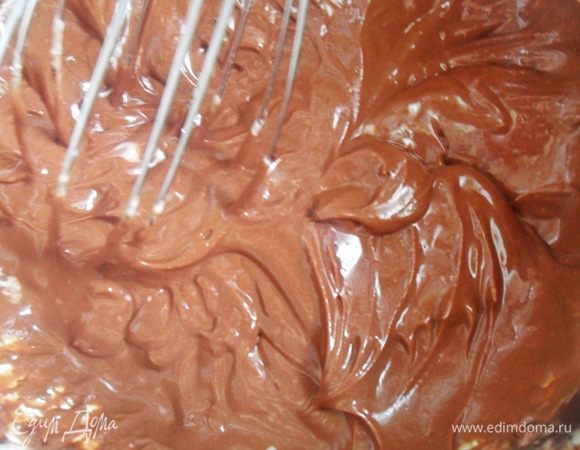 Формочки для тарталеток застелить пергаментом или пищевой пленкой, выложить равномерно по форме песочную смесь и убрать на полчаса в холодильник. К тем сливкам с сахаром,которые стояли у нас в холодильнике,добавляем оставшийся шоколад и взбиваем до однородного состояния.