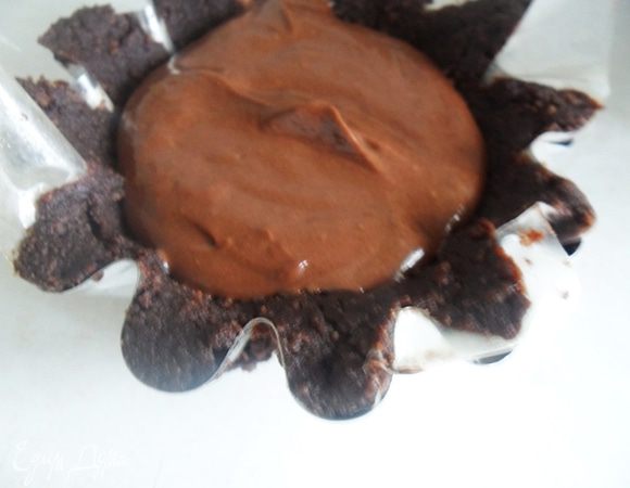 Наполняем кремом тарталетки и даем застыть в холодильнике примерно 30-40 мин.