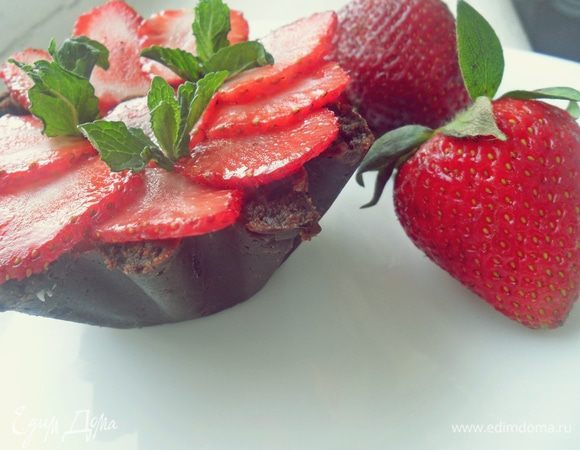 Украшаем клубникой,ставим опять в холодильник и через 2-3 часа подаем к столу.