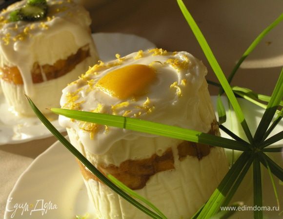 Пирожные полить сверху помадкой, приготовленной как указано на упаковке. Украсить кусочками манго и киви, посыпать цедрой. Угощайтесь :)
