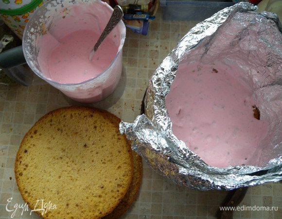 Крем сметанный. Взбить сметану с сахарной пудрой или сахаром. Добавить орехи и краситель (по желанию).