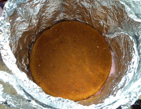 Бисквиты остудить и порезать тонко на коржи. Промазать кремом. И верхний корж тоже. Я пользуюсь "бортиком" из фольги. Дать пропитаться часа 4.